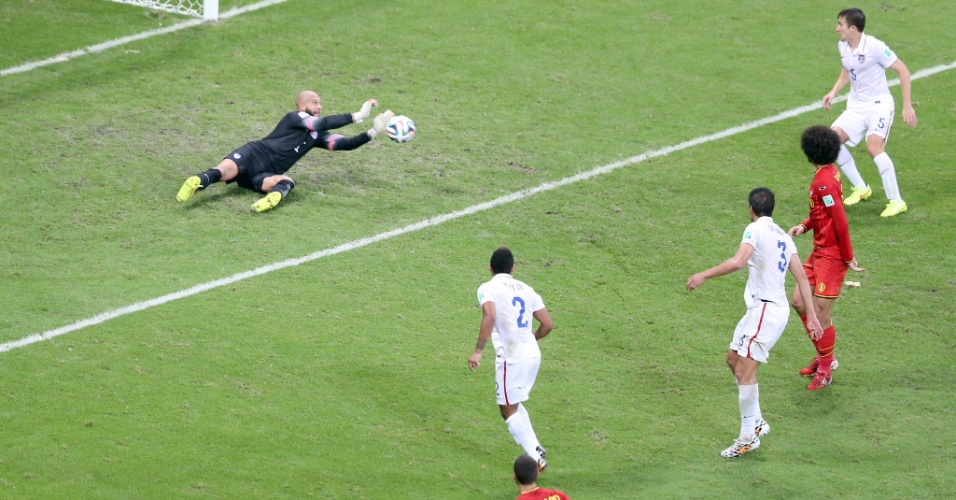 01.jul.2014 - Howard faz a defesa após chute de Fellaini e impede gol da Bélgica