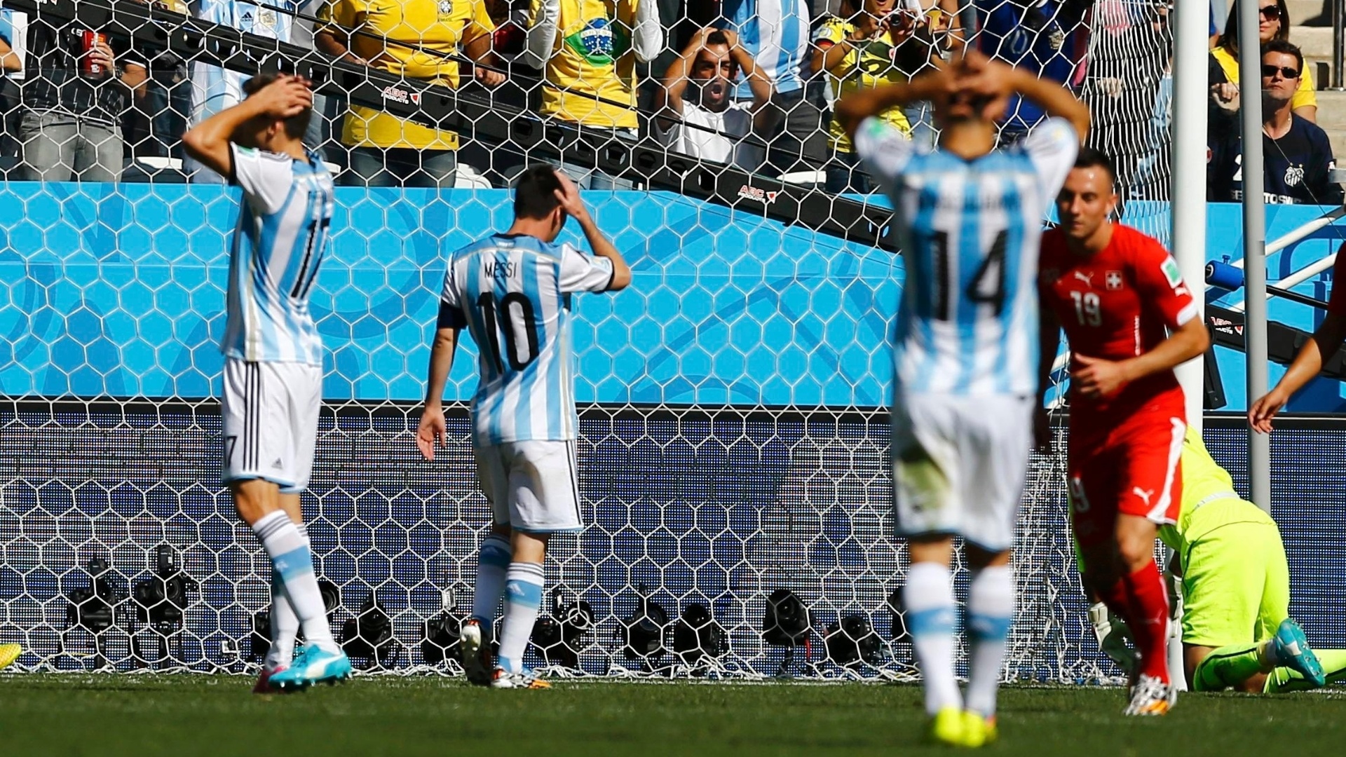 01.jul.2014 - Jogadores da Argentina lamentam após desperdiçar oportunidade contra a Suíça, no Itaquerão