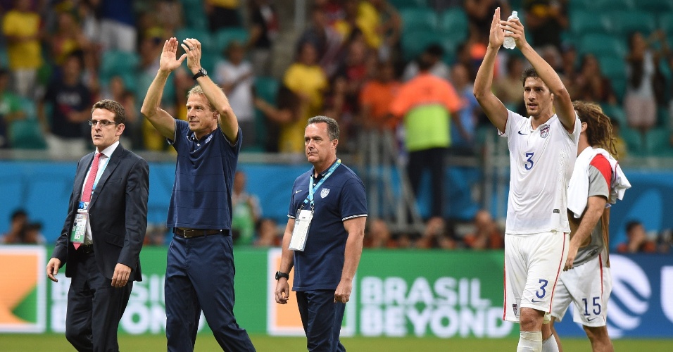 01.jul.2014 - Klinsmann aplaude torcida presente na Fonte Nova após a partida entre Bélgica e Estados Unidos