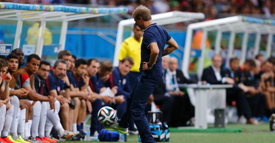 01.jul.2014 - Klinsmann, técnico dos Estados Unidos, mostra habilidade ao dominar a bola na lateral do campo