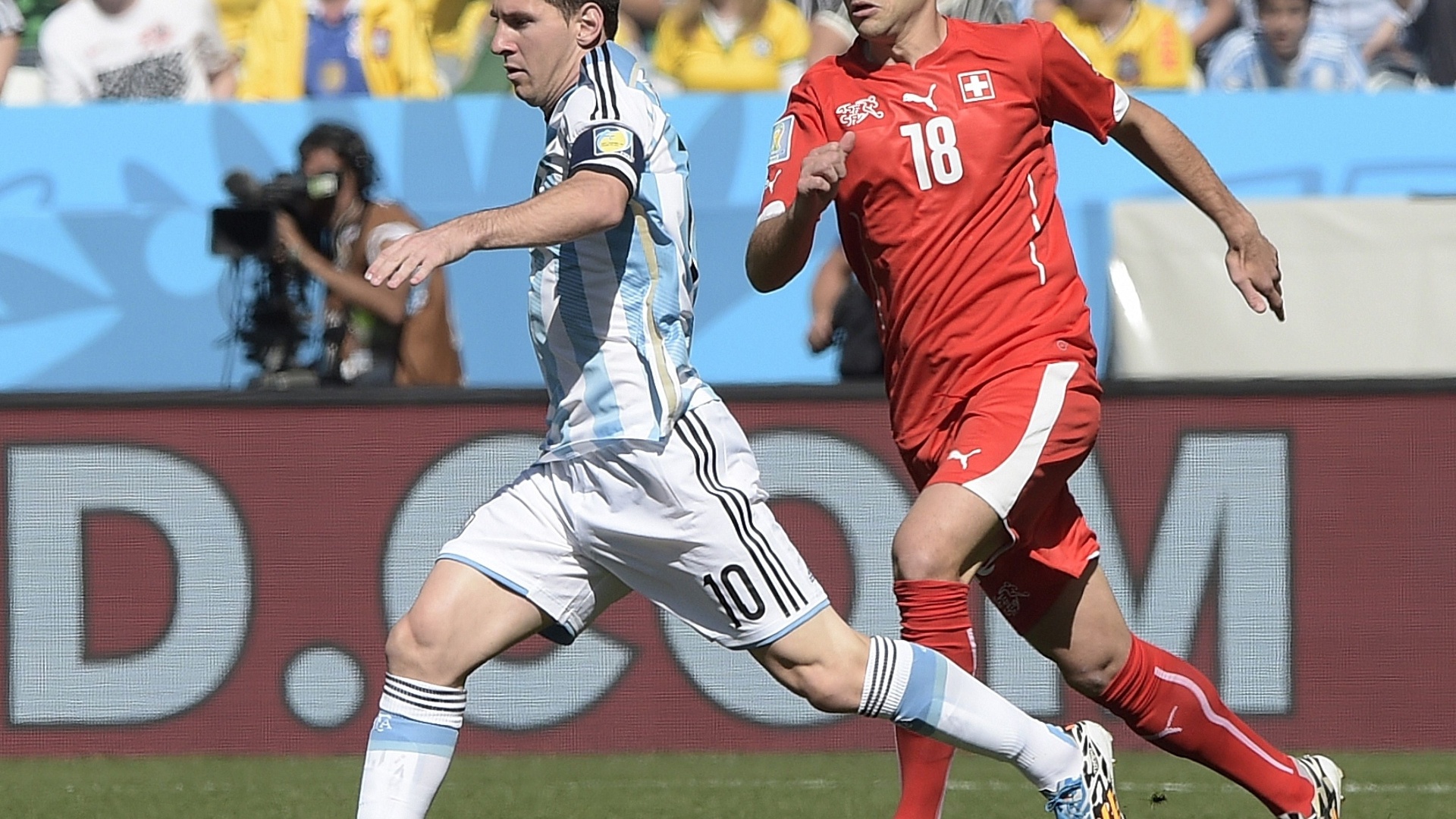 01.jul.2014 - Lionel Messi carrega a bola e tenta partir para o ataque no começo de jogo entre Argentina e Suíça, no Itaquerão
