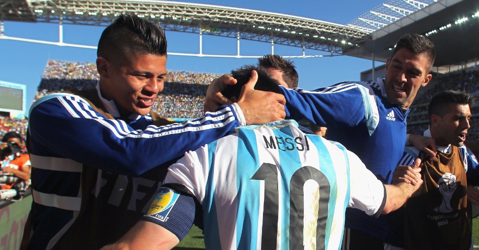01.jul.2014 - Lionel Messi comemora com os companheiros argentinos a classificação para as quartas de final da Copa, após vencer a Suíça por 1 a 0