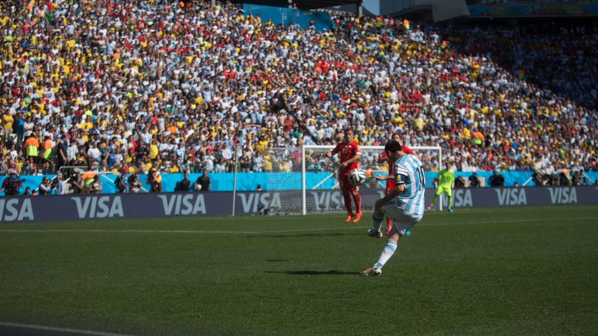 01.jul.2014 - Lionel Messi cruza a bola na área durante a partida entre Argentina e Suíça, no Itaquerão