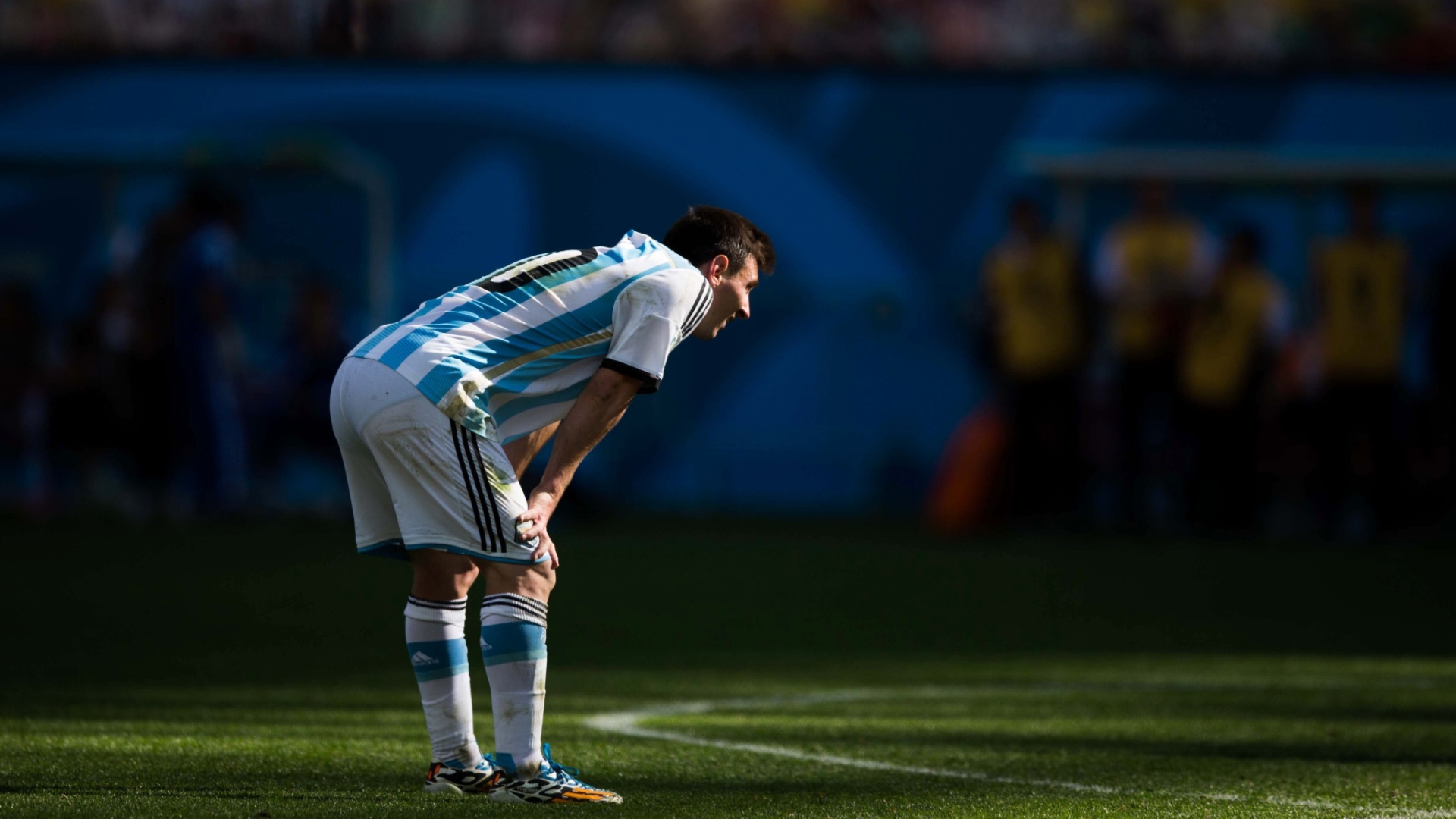 01.jul.2014 - Messi demonstra cansaço durante o tempo normal da partida contra a Suíça, pelas oitavas de final da Copa, no Itaquerão