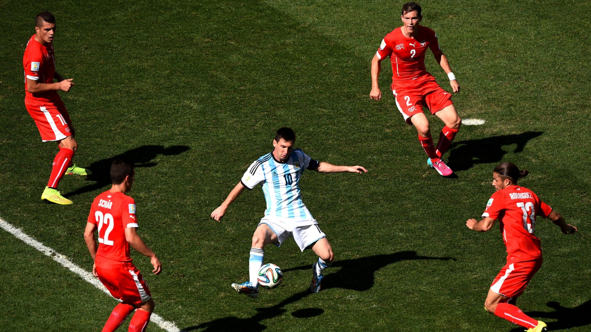 01.jul.2014 - Messi é marcado por quatro suíços dentro da área durante o jogo no Itaquerão, pelas oitavas de final da Copa
