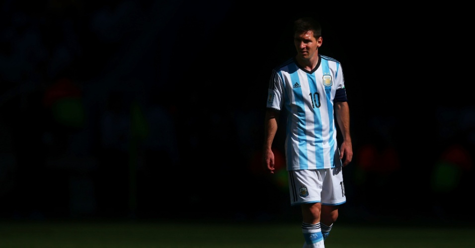 01.jul.2014 - Messi observa a movimentação da partida entre Argentina e Suíça, pelas oitavas de final da Copa, no Itaquerão