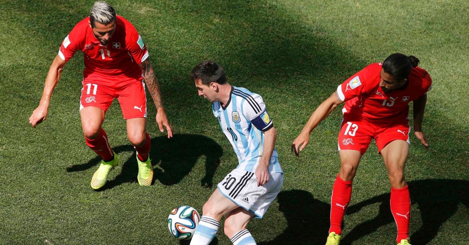 01.jul.2014 - Messi tenta passar no meio de marcação dupla durante o jogo entre Argentina e Suíça, no Itaquerão