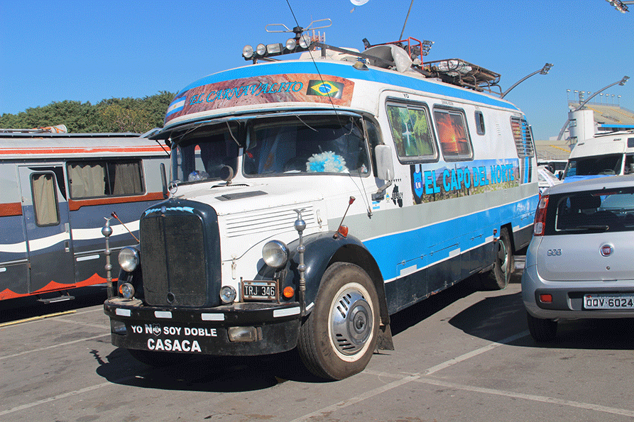 Ônibus de argentinos estacionado no Sambódromo