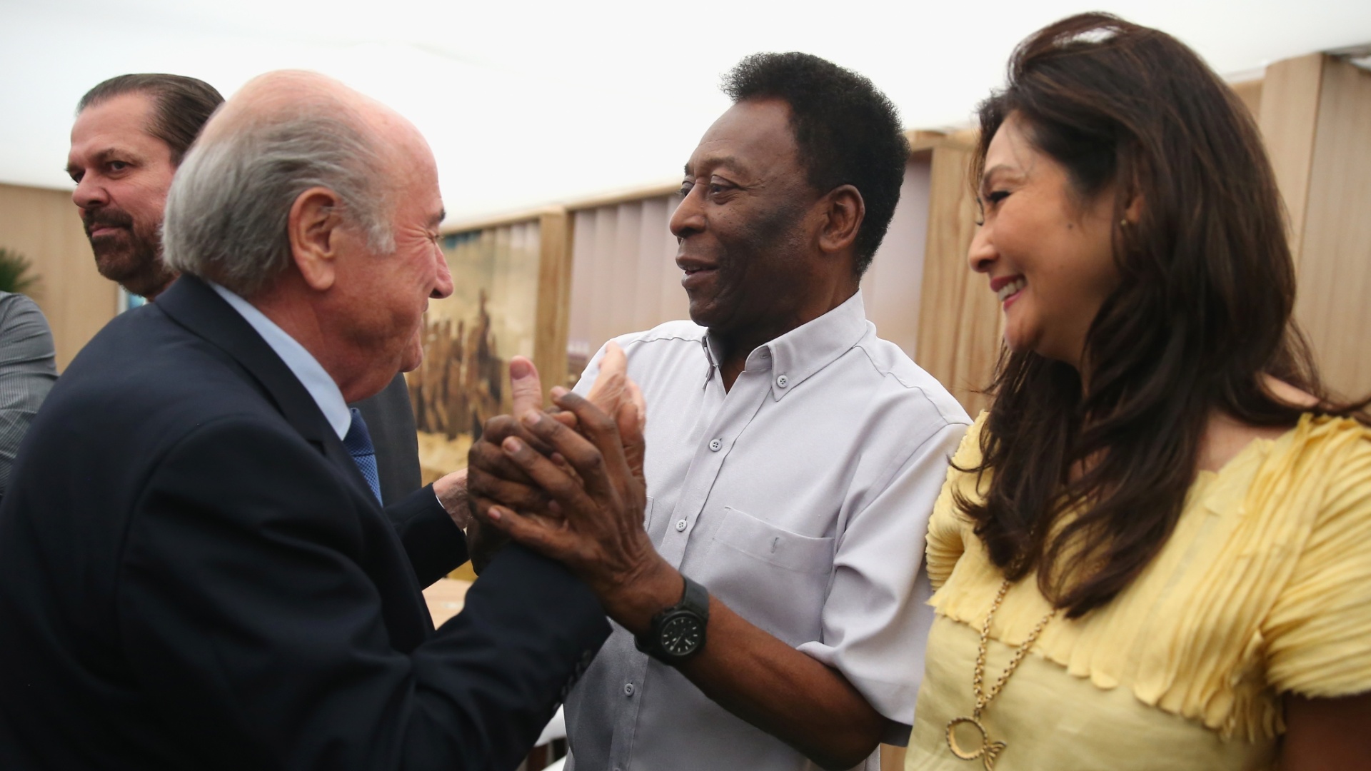 01.jul.2014 - Presidente da Fifa, Joseph Blatter, cumprimenta Pelé e sua namorada Marcia Cibele Aoki, antes do jogo entre Argentina e Suíça, no Itaquerão
