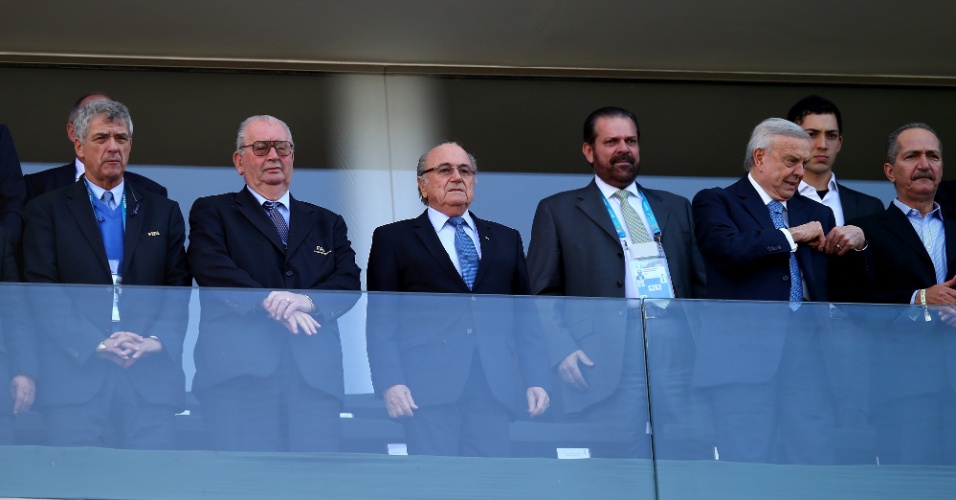 01.jul.2014 - Presidente da Fifa, Joseph Blatter (terceiro da esquerda para a direita) vai ao Itaquerão ver a partida entre Argentina e Suíça