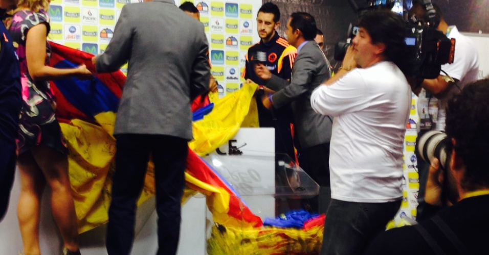 Rede de televisão colombiana RCN entrega bandeira de 150 metros com mensagens de apoio à seleção da Colômbia