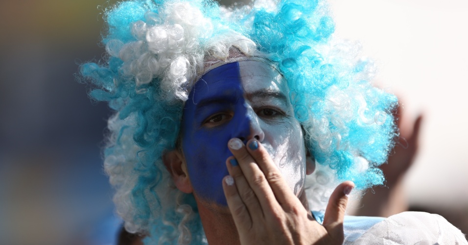 01.jul.2014 - Torcedor argentino faz festa no Itaquerão antes do início da partida contra a Suíça
