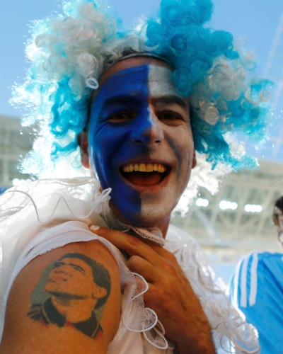 01.jul.2014 - Torcedor argentino mostra sua tatuagem dedicada a Maradona antes do jogo com a Suíça