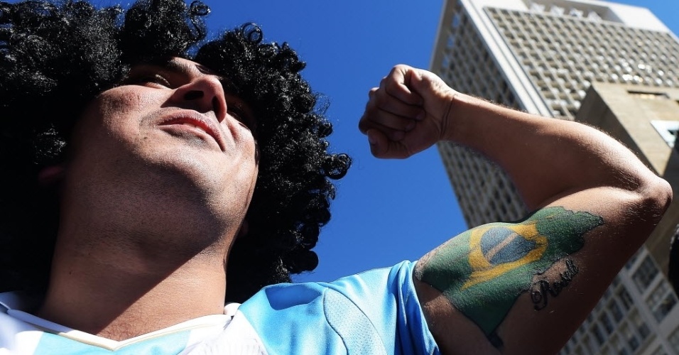 Torcedor da Argentina exibe bandeira do Brasil no braço durante jogo na Fan Fest, em São Paulo