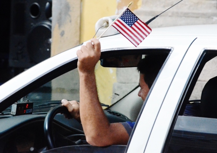 01.jul.2014 -  Torcedor exibe bandeirinha dos EUA em carro