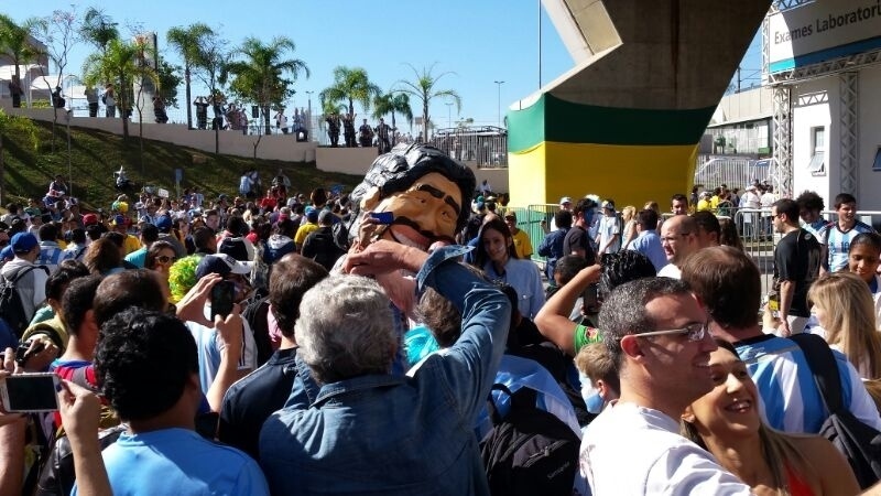 01.jul.2014 - Torcedor fantasiado de Maradona faz sucesso entre os argentinos nas proximidades do Itaquerão
