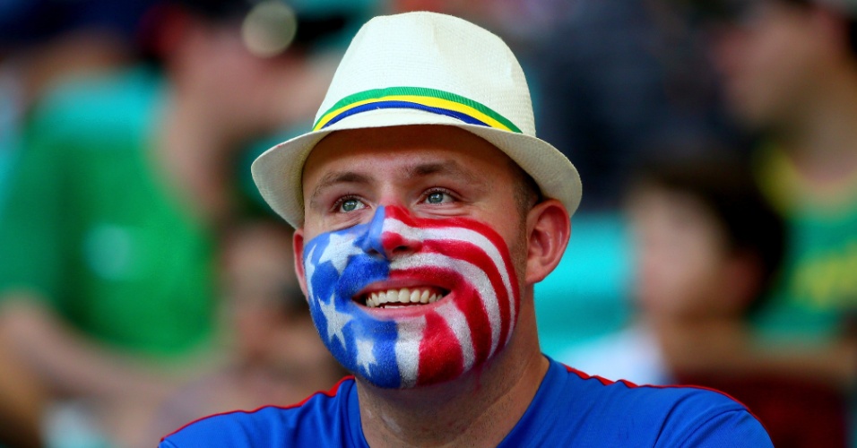 01.jul.2014 -  Torcedor pintou a bandeira dos Estados Unidos no rosto para acompanhar partida contra a Bélgica, em Salvador