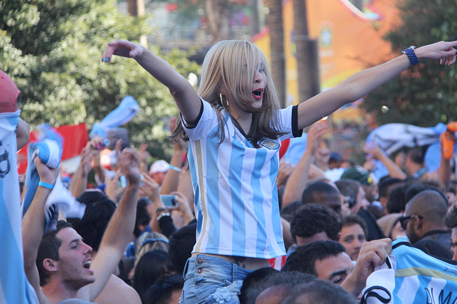 Torcedora argentina festeja depois da vitória nos últimos minutos da prorrogação