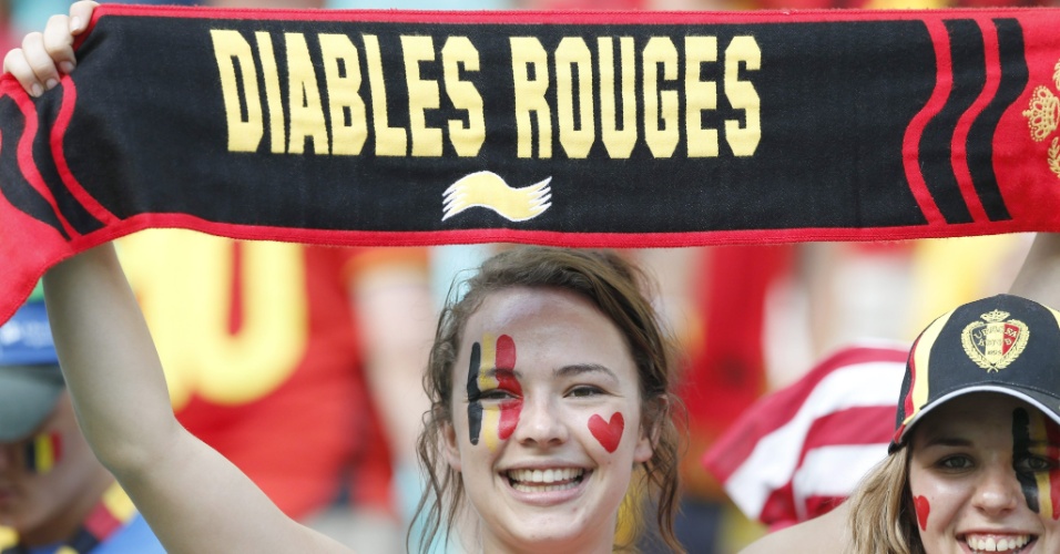 01.jul.2014 - Torcedora da Bélgica exibe a faixa antes de partida contra os Estados Unidos