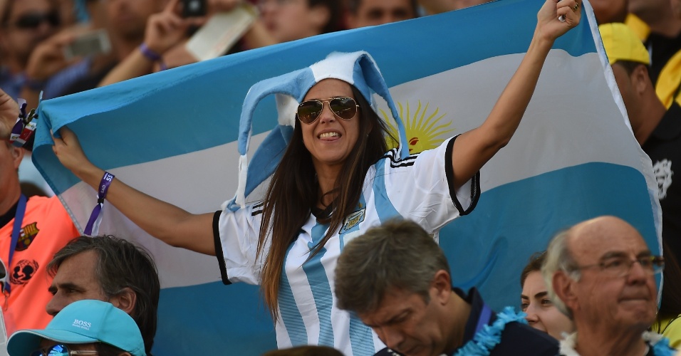 Torcedora exibe bandeira da Argentina na arquibancada do Itaquerão