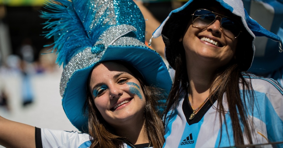 Torcedoras argentinas sorriem enquanto o jogo contra a Suíça não começa no Itaquerão