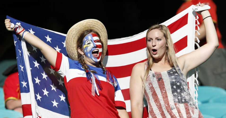01.jul.2014 - Torcedoras dos Estados Unidos esperam o início da partida contra a Bélgica, na Fonte Nova, em Salvador
