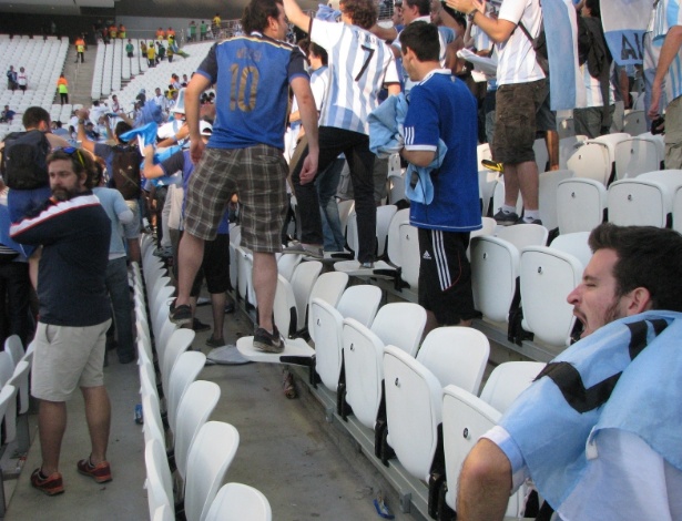 Torcedores argentinos firam de pé em cadeiras do Itaquerão durante o duelo contra a Suíça pelas oitavas da Copa
