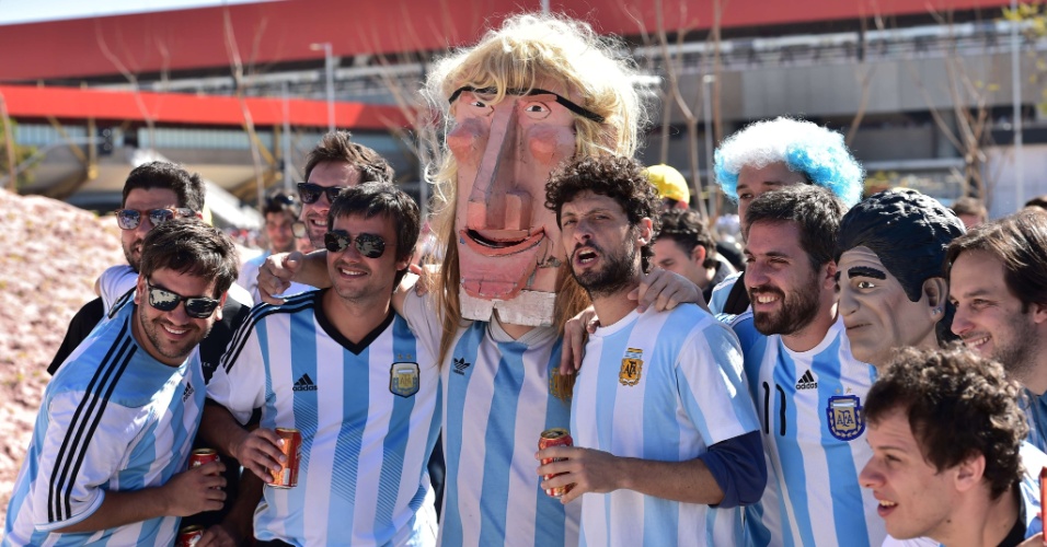 01.jul.2014 - Torcedores argentinos posam para fotos nas cercanias do Itaquerão horas antes do jogo contra Suíça