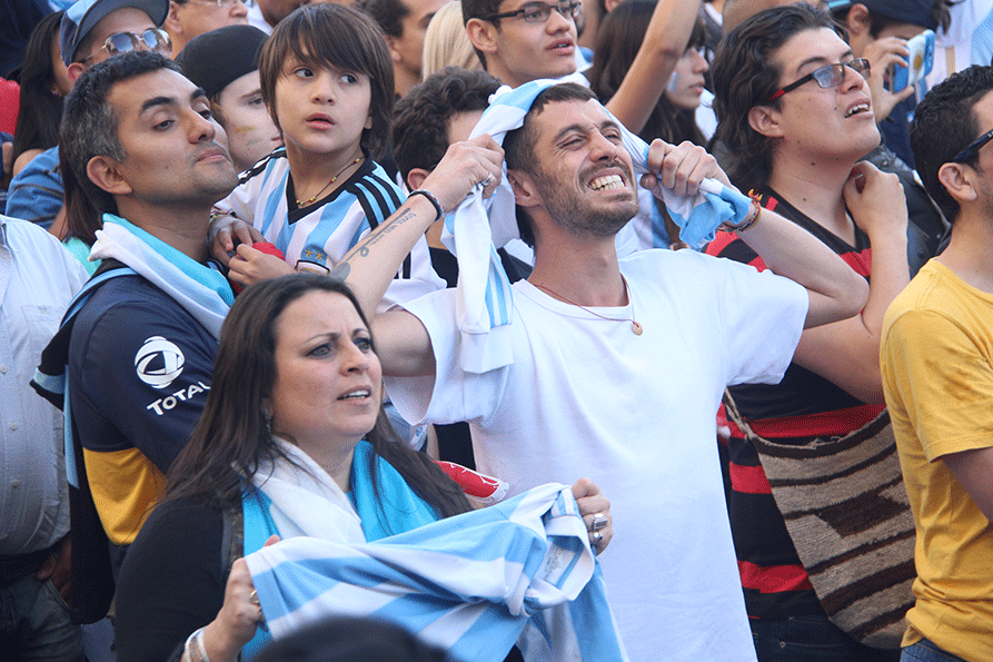 Torcedores argentinos se mordiam em silêncio na Fan Fest