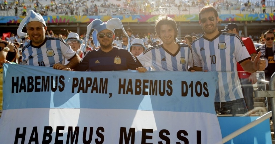 01.jul.2014 - Torcedores da Argentina esbanjam confiança no Itaquerão antes da partida contra a Suíça