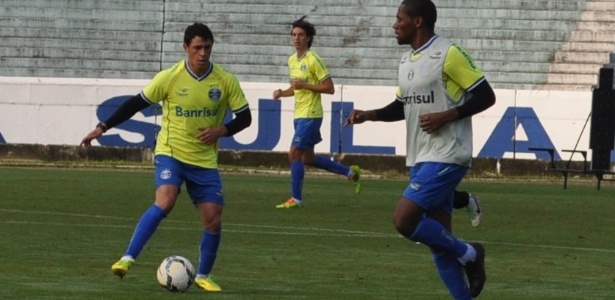 Giuliano domina a bola em treinamento do Grêmio no Olímpico antes de amistosos no Paraná - Marinho Saldanha/UOL