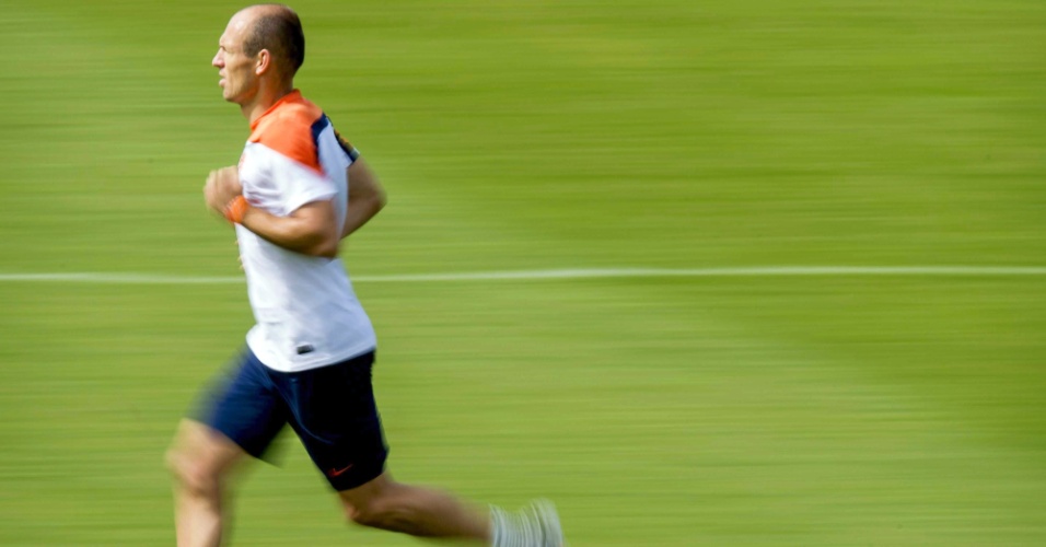 02.jul.2014 - Atacante Arjen Robben corre durante treinamento da seleção holandesa realizado no Rio de Janeiro