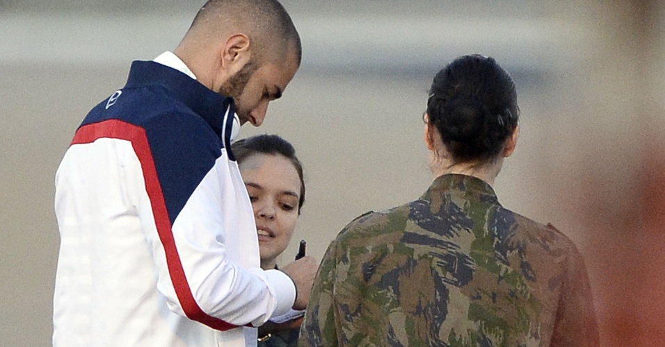 02.jul.2014 - Atacante francês Karim Benzema dá autógrafo a militares brasileiras antes de embarcar em voo para o Rio de Janeiro