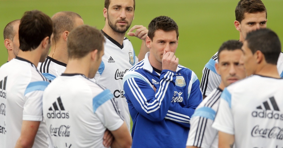 02.jul.2014 - Messi se destaca dos companheiros de seleção argentina até em foto de treinamento realizado na Cidade do Galo