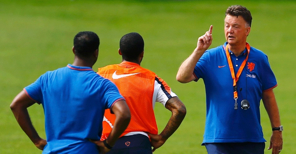 02.jul.2014 - Van Gaal conversa com jogadores da Holanda durante treino da equipe no Rio de Janeiro