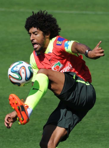 02.jul.2014 - Zagueiro Dante se esforça para dominar bola durante treinamento da seleção brasileira na Granja Comary
