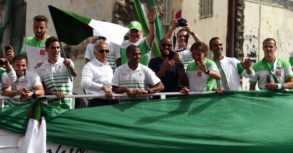 02.jun.2014 - Jogadores e integrantes da comissão técnica da Argélia desfilaram em carro aberto no retorno da seleção a seu país