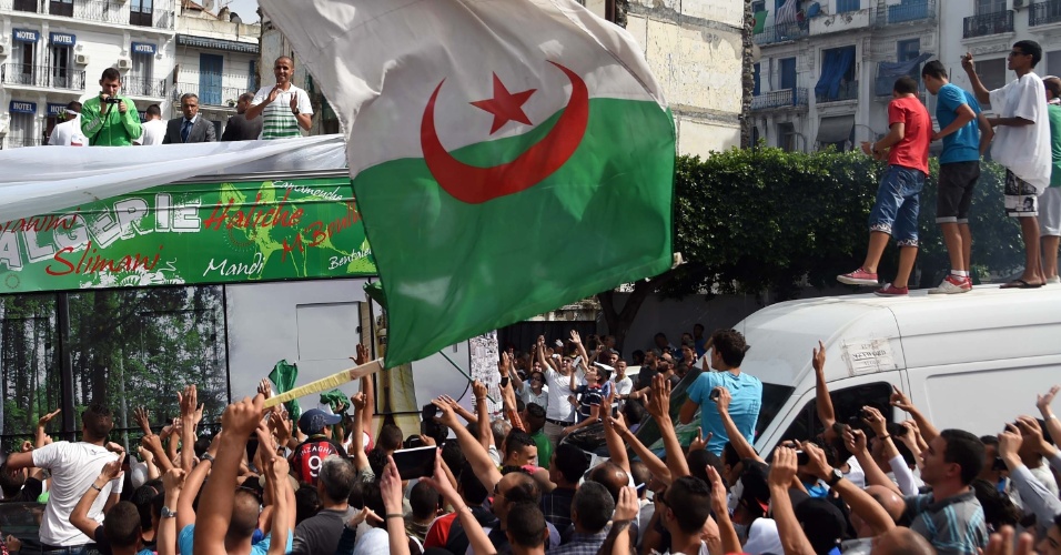 02.jun.2014 - Multidão de pessoas recepcionou os jogadores com muita festa nas ruas da capital Argel