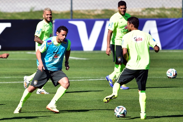 Atacante Fred treina entre os reservas em coletivo da seleção brasileira na Granja Comary