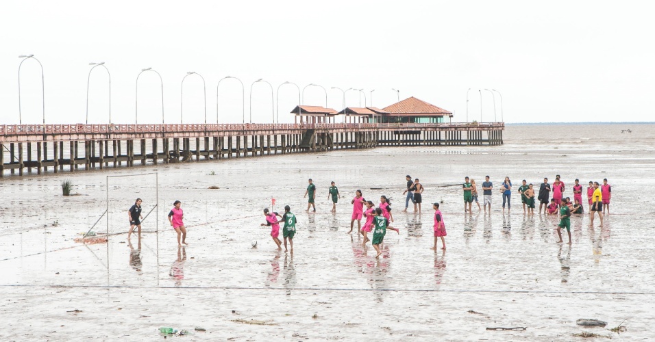 Crianças jogam o futelama na orla do rio Amazonas com a maré baixa
