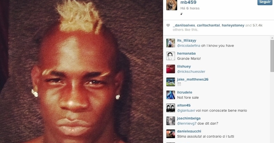 Italiano Mario Balotelli aproveita seus dias de folga para mudar o visual. O atacante mostrou no Instagram seus cabelos loiros, em forma de moicano. A Itália teve atuação pífia na Copa e deixou a competição ainda na primeira fase