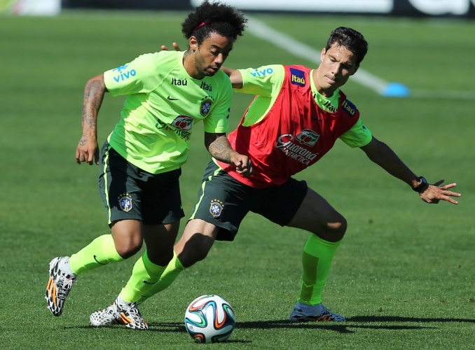 Marcelo e Hernanes disputam bola durante coletivo da seleção brasileira na Granja Comary