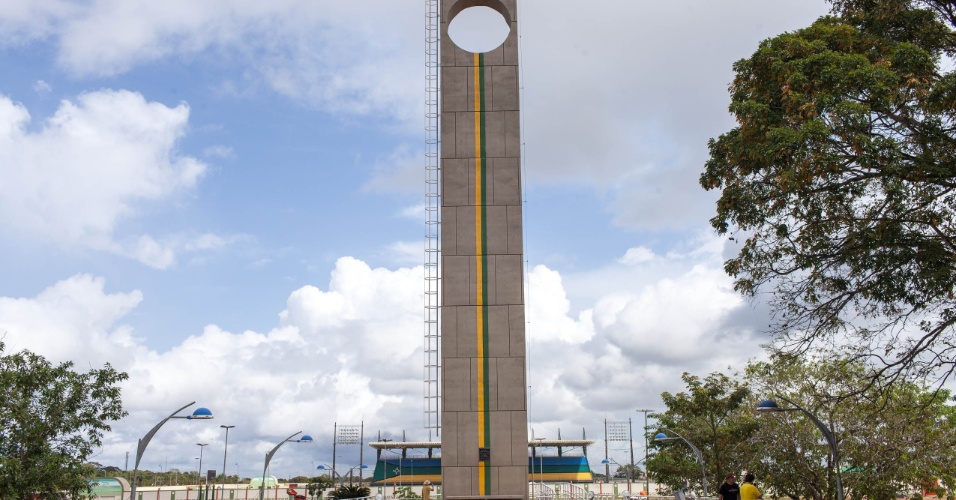 Monumento que indica a marcação da linha do Equador e ao fundo o estádio oficial do Amapá, o Zerão, que tem a linha do meio de campo como divisa para os dois hemisférios, cada lado do campo fica em um hemisfério