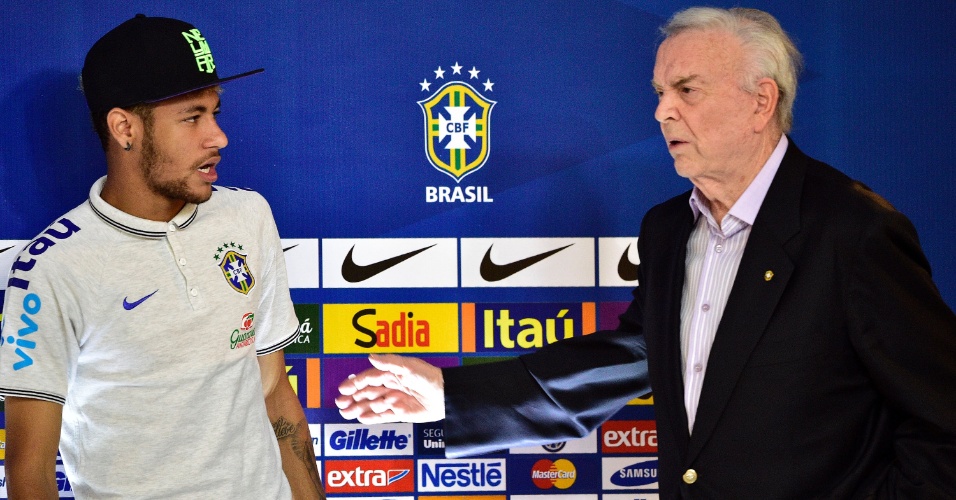 Neymar observa presidente da CBF, José Maria Marin, antes de coletiva da seleção brasileira na Granja Comary