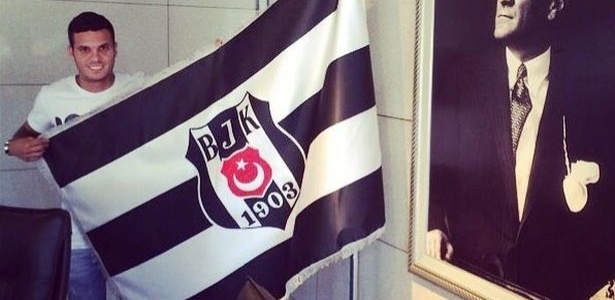 Ramon posa com bandeira do time turco após acerto de contrato - Divulgação