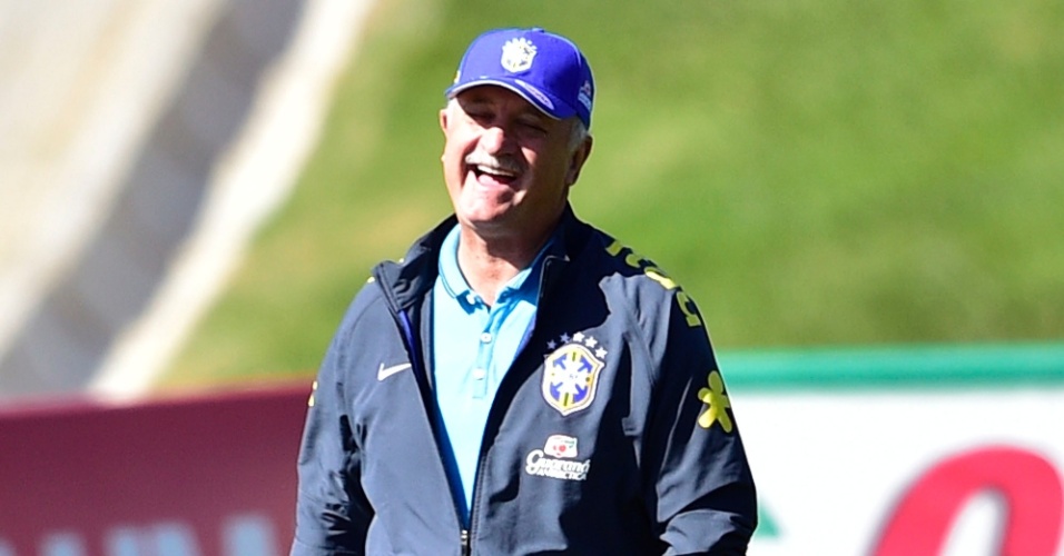 Técnico Luiz Felipe Scolari sorri durante sessão de treinamento da seleção brasileira na Granja Comary