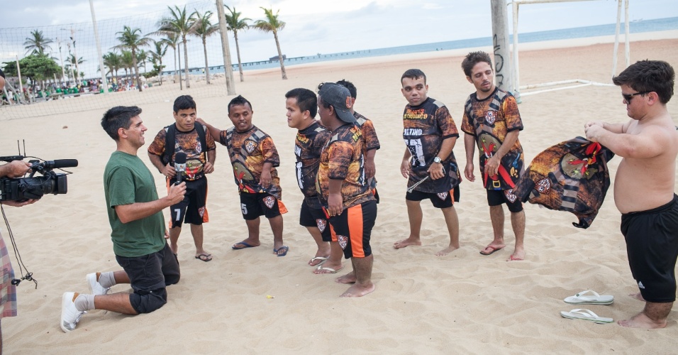 Time de futebol Gigantes do Cangaço, composto só por anões, se apresenta nas areias da praia de Iracema, em Fortaleza