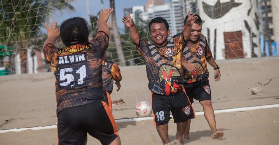 Time de futebol Gigantes do Cangaço, composto só por anões, se apresenta nas areias da praia de Iracema, em Fortaleza