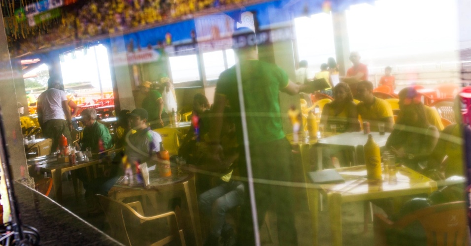 Torcedores assistem à partida do Brasil contra Chile no restaurante da orla do Rio Amazonas