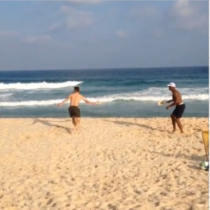 Durante a Copa do Mundo, até Van Persie brincou de frescobol na praia - Reprodução/Instagram